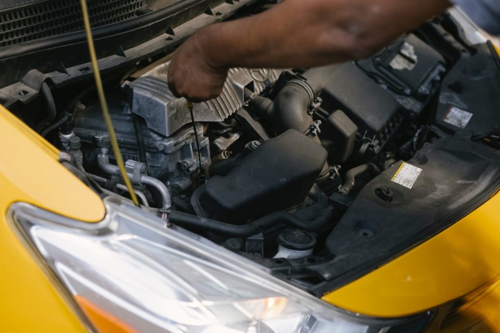 Cómo detectar una fuga de aceite en el coche Taller mecánico