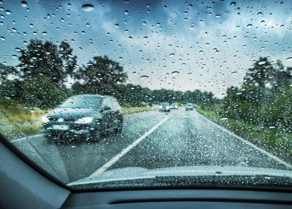 Todo lo que necesitas saber para conducir con lluvia de forma segura