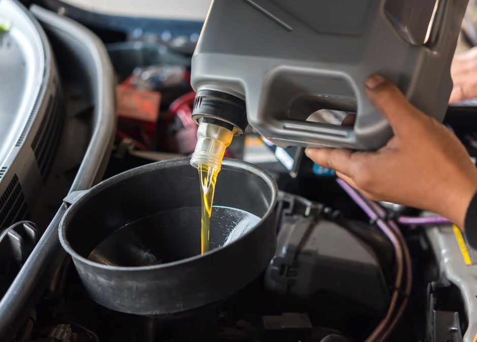 Aceite de motor para coches diésel durante un cambio de mantenimiento en taller mecánico especializado
